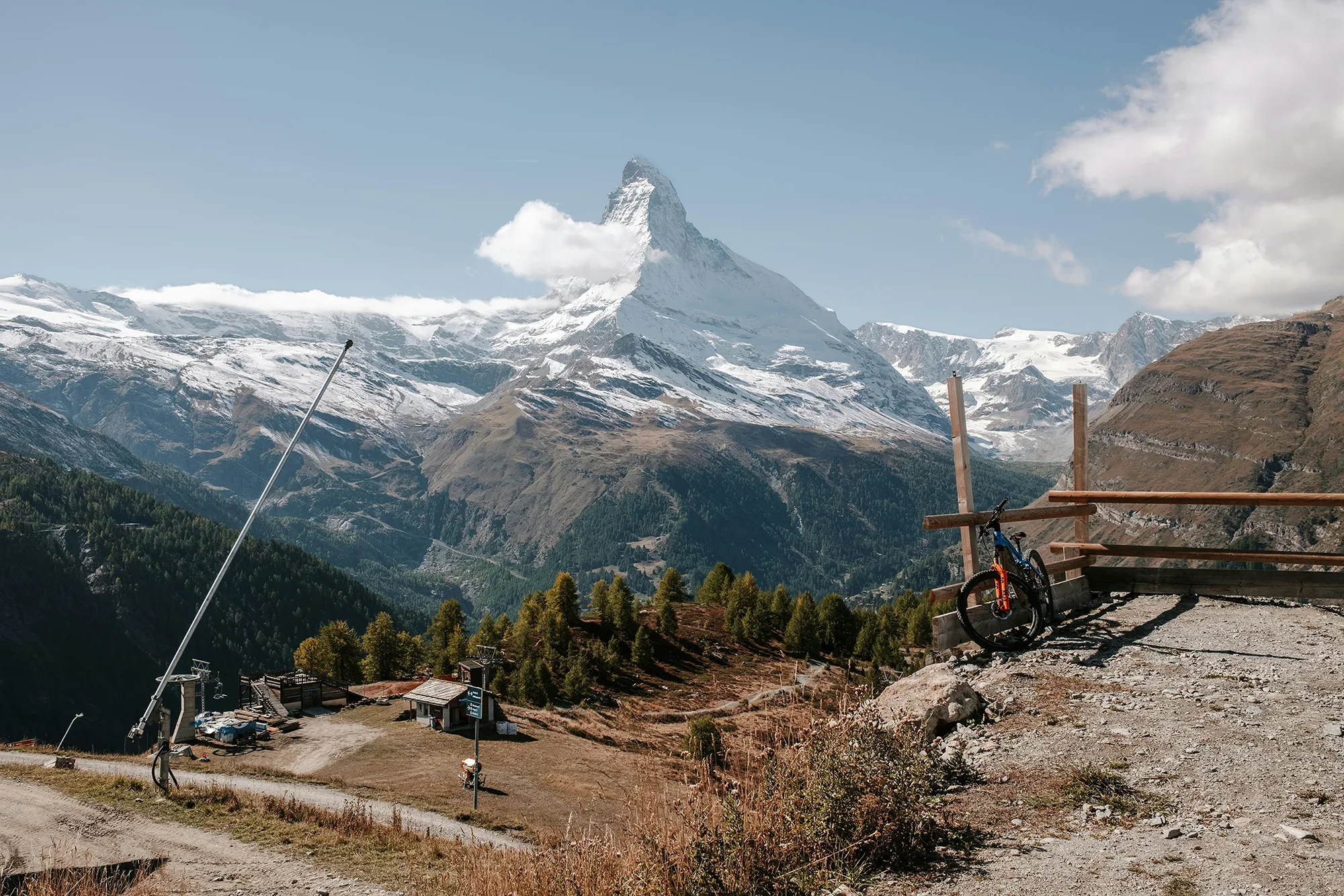 Mountainbiker auf einem Trail in den Walliser Alpen