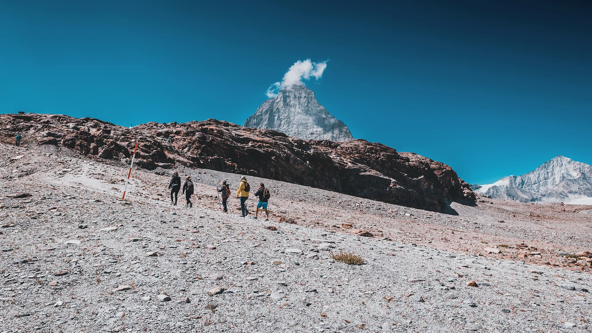 Wanderer auf einem Bergweg in der Region Zermatt