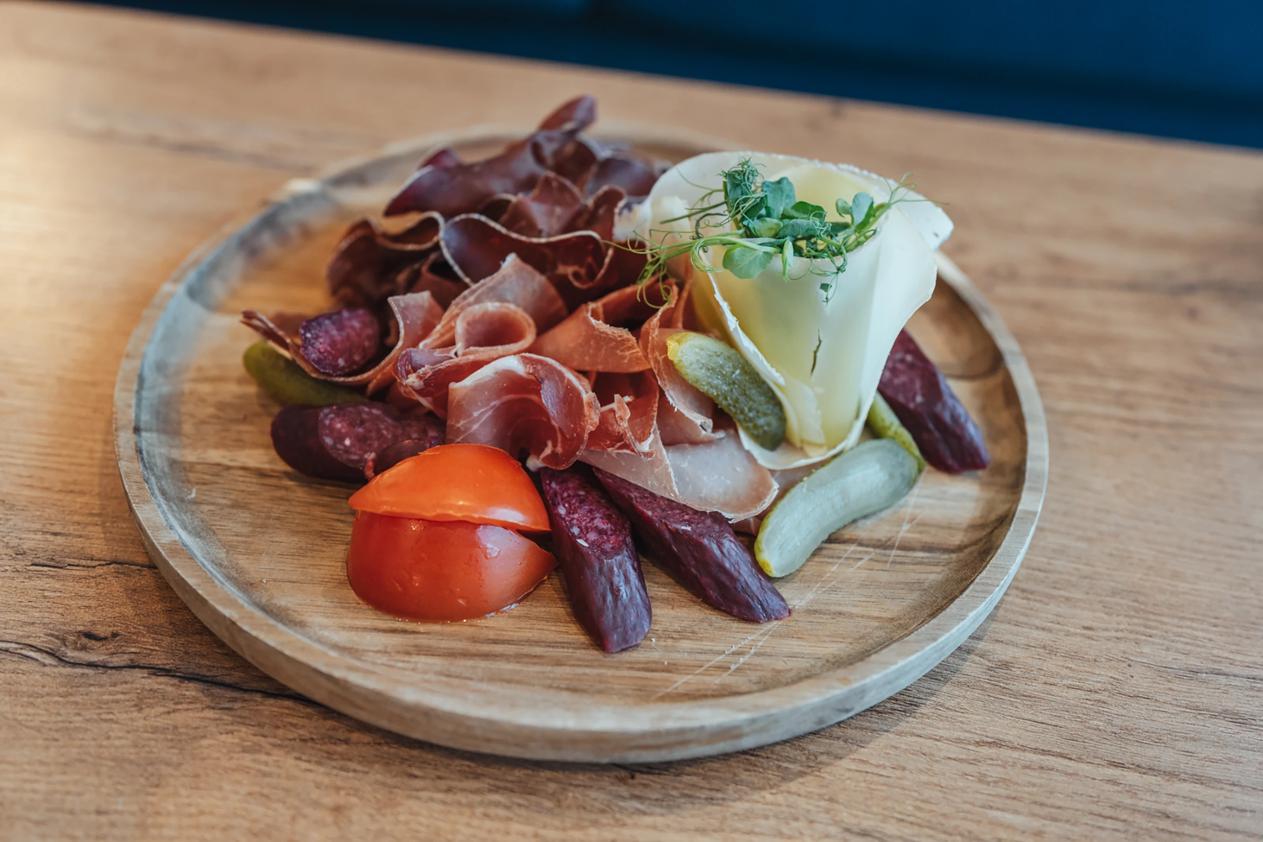 Walliser Plättli mit Trockenfleisch und Käse im Alpen Resort Zermatt