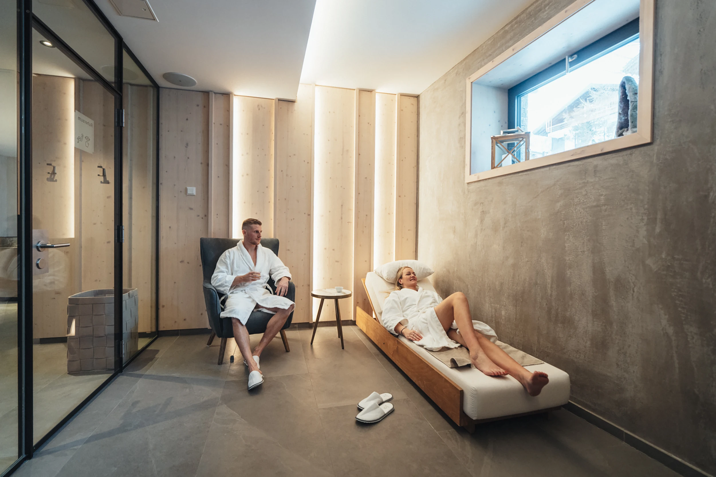 Gäste im Bademantel im Ruheraum des Alpen Resort & Spa