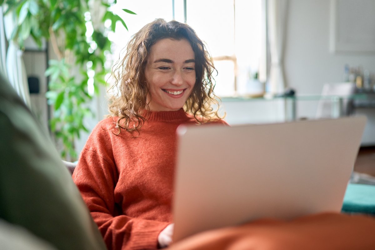 Vrouw vult een vragenlijst in op haar laptop