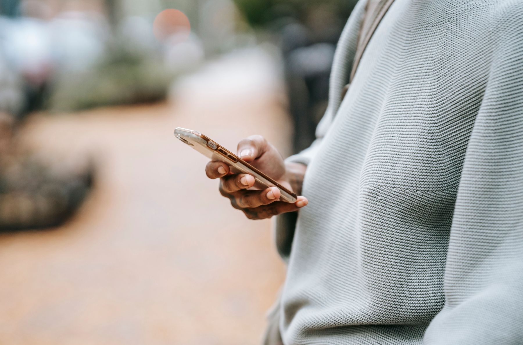 Iemand gebruikt een smartphone