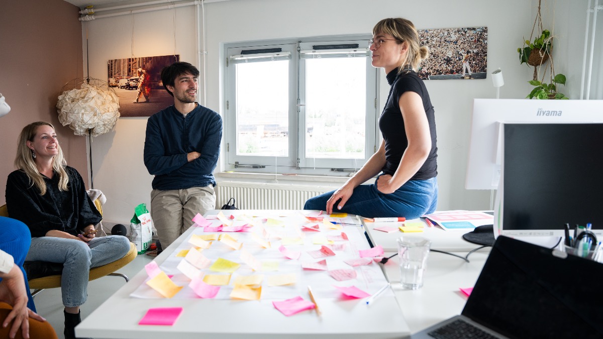 Workshop met post-its op het Therapieland-kantoor