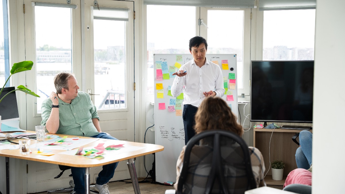 Collega geconcentreerd aan het werk