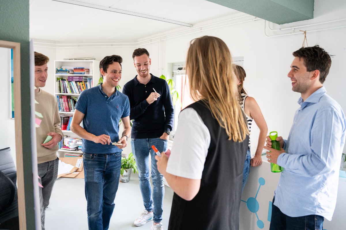 Twee Therapieland-collega's samen aan het werk