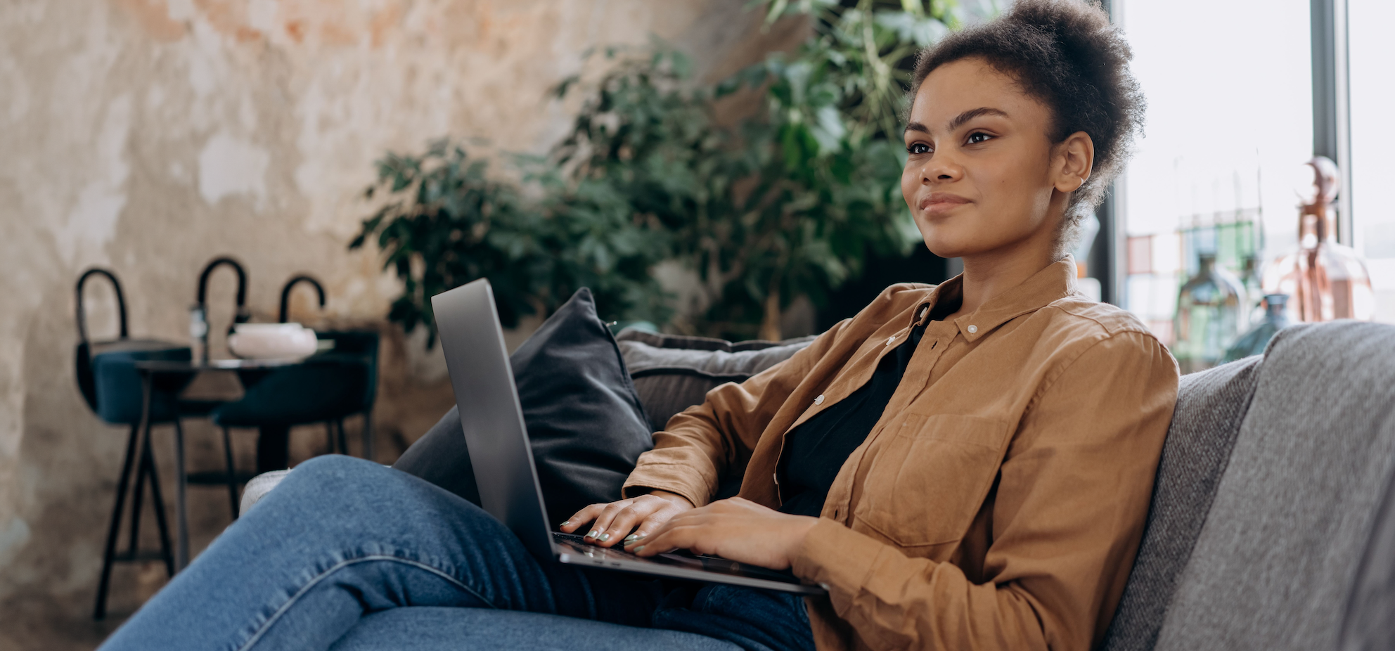 Cliënt vult thuis een vragenlijst in op een laptop