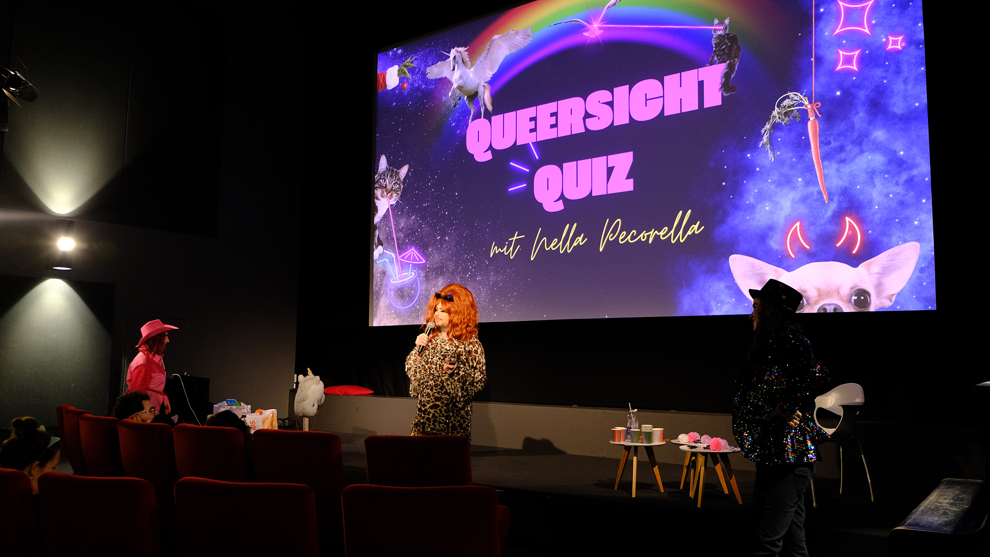Moderation des Queersicht-Quiz vor Publikum.