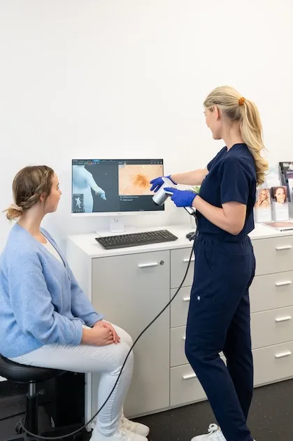 Dermatoskopische Muttermalkontrolle mit digitaler Bildauswertung in der HAUTarztpraxis Rheda-Wiedenbrück.