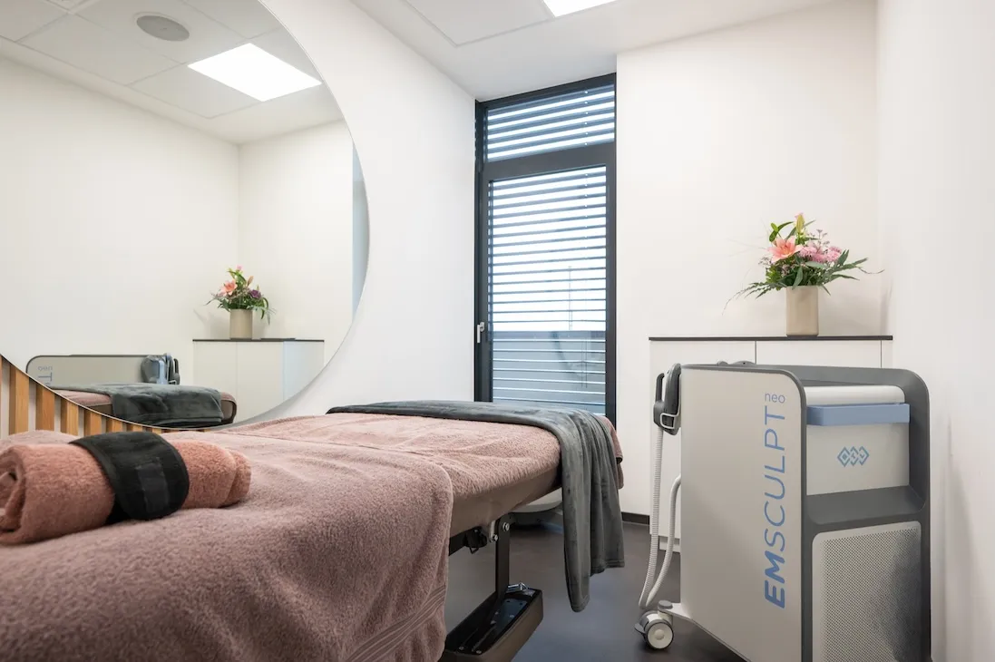 Behandlungsraum mit EMSCULPT NEO Gerät zum Bodycontouring in der HAUTarztpraxis Rheda-Wiedenbrück.