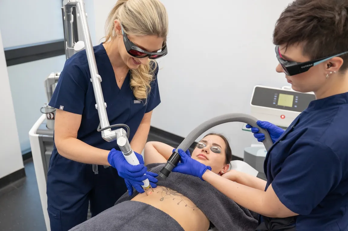 Laser-Tattooentfernung am Bauch einer Patientin in der HAUTarztpraxis Rheda-Wiedenbrück.