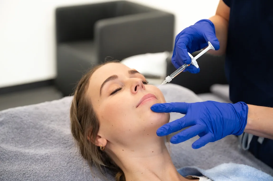 Faltenunterspritzung mit Hyaluronsäure im Gesicht einer Patientin in der HAUTarztpraxis Rheda-Wiedenbrück.