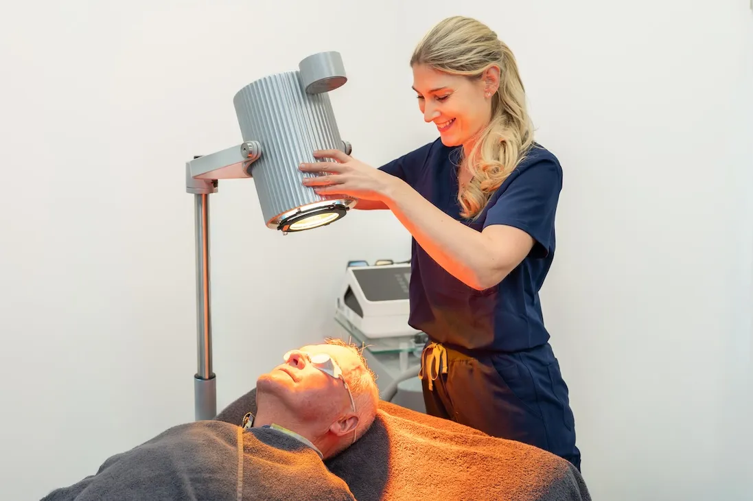 Photodynamische Therapie mit Rotlichtlampe bei einem Patienten in der Praxis Rheda-Wiedenbrück.