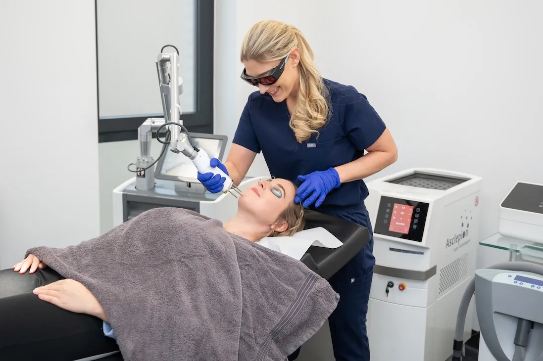 Lasertherapie im Gesicht einer Patientin mit Asclepion Lasersystem in Rheda-Wiedenbrück.