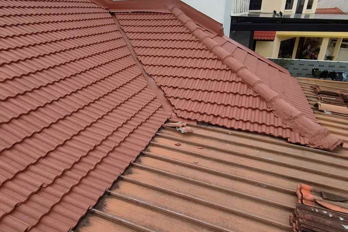 Section of a roof with red tiles, those that were the cause of leaks were replaced
