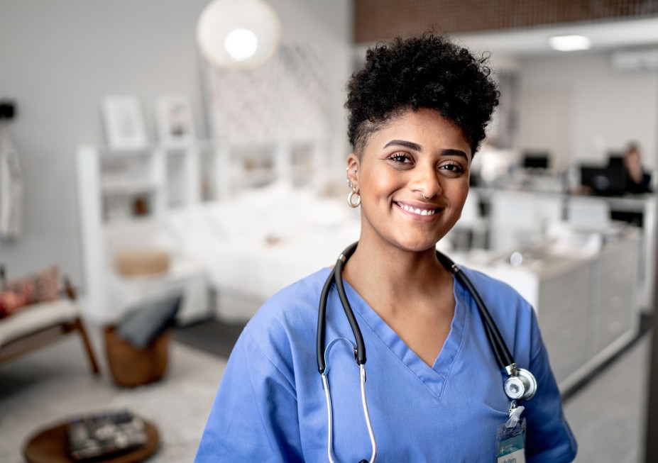 médica feliz sorrindo