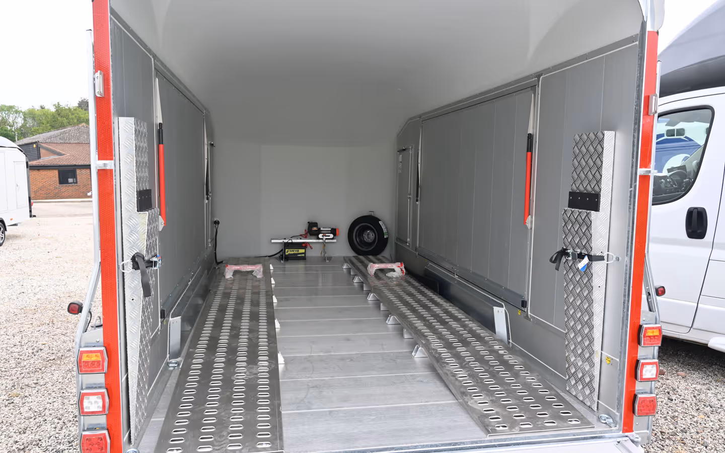 Debon Roadster C2000 Car Transporter 01646Debon Roadster C2000 Enclosed Car Transporter 001646