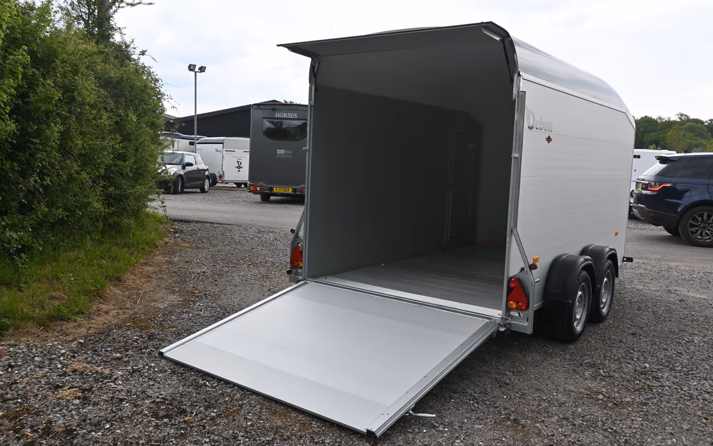 Debon Roadster C700 Box Trailer 011235
