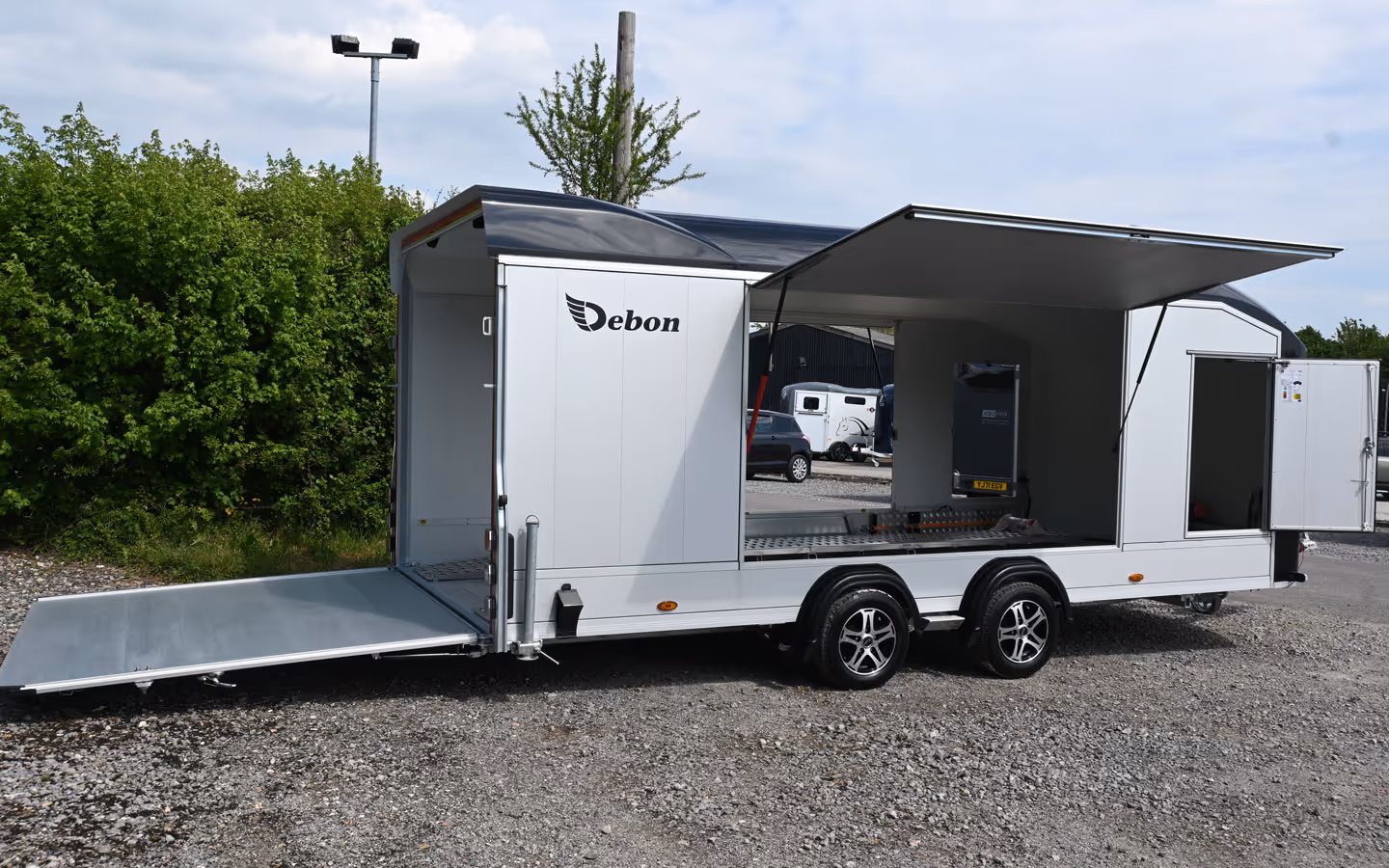 Debon Roadster C2000 Enclosed Car Transporter 001646
