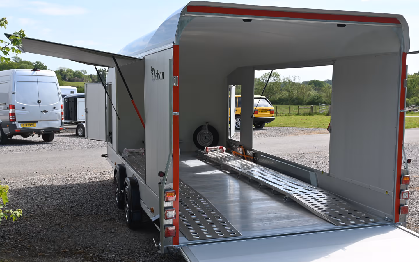 Debon Roadster C2000 Enclosed Car Transporter 001646