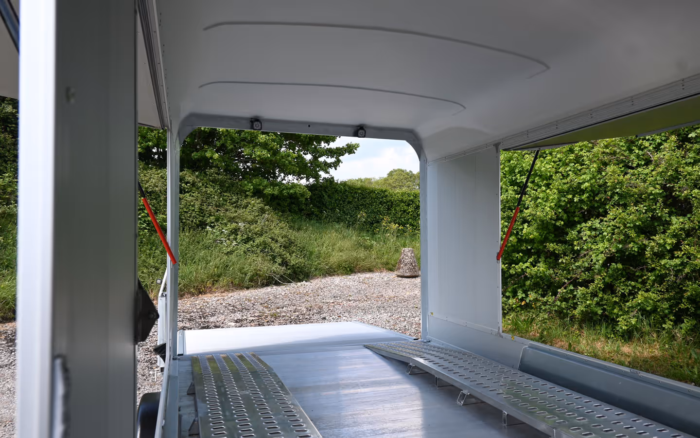 Debon Roadster C2000 Enclosed Car Transporter 001646