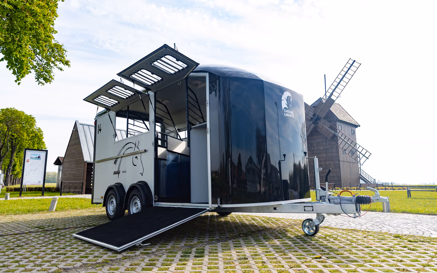 Cheval Liberte Maxi4 Horse Trailer