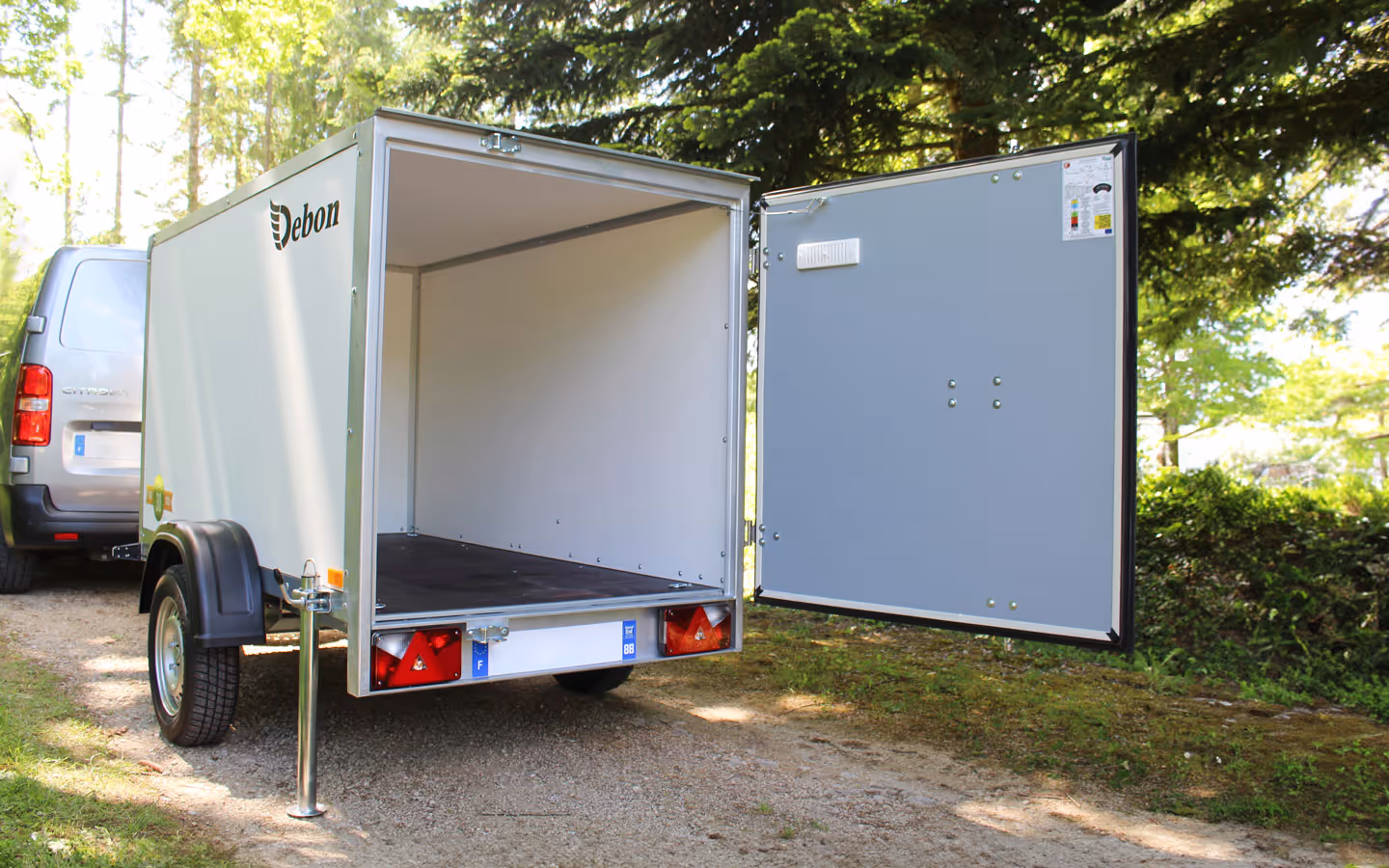 Debon Roadster C220 Box Trailer