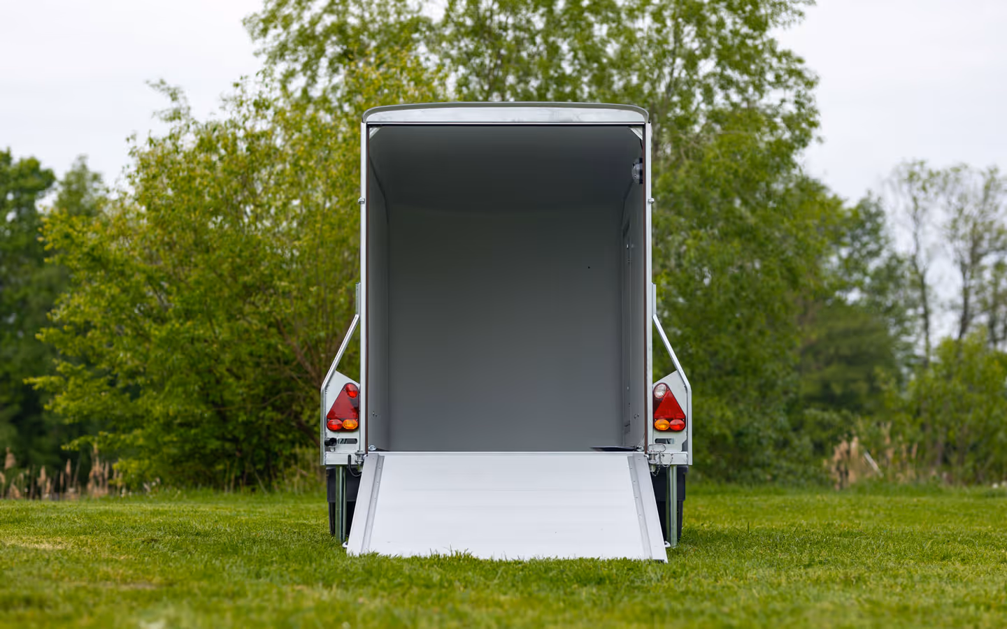 Debon Roadster C255 Box Trailer