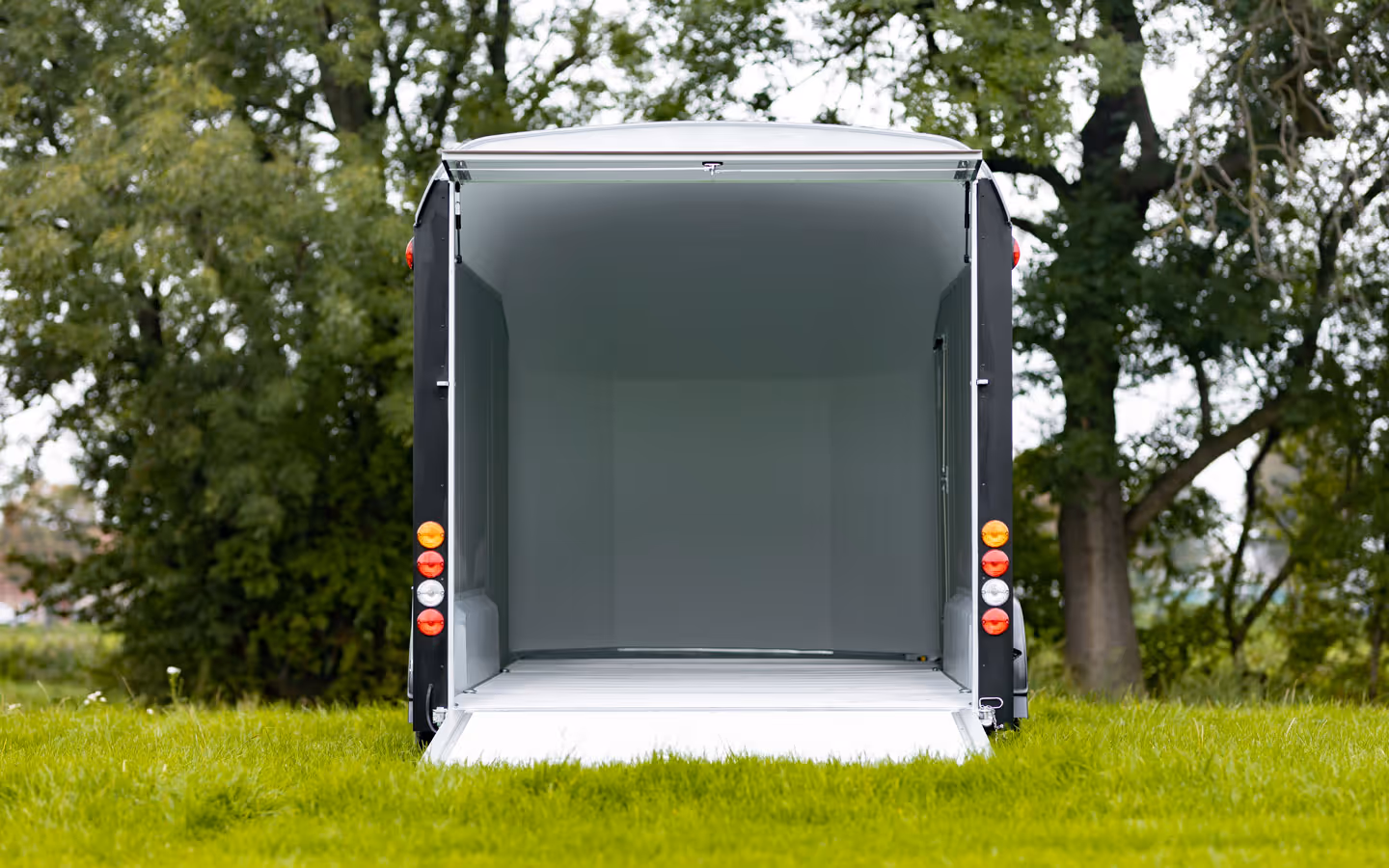 Debon Roadster C900 Box Trailer