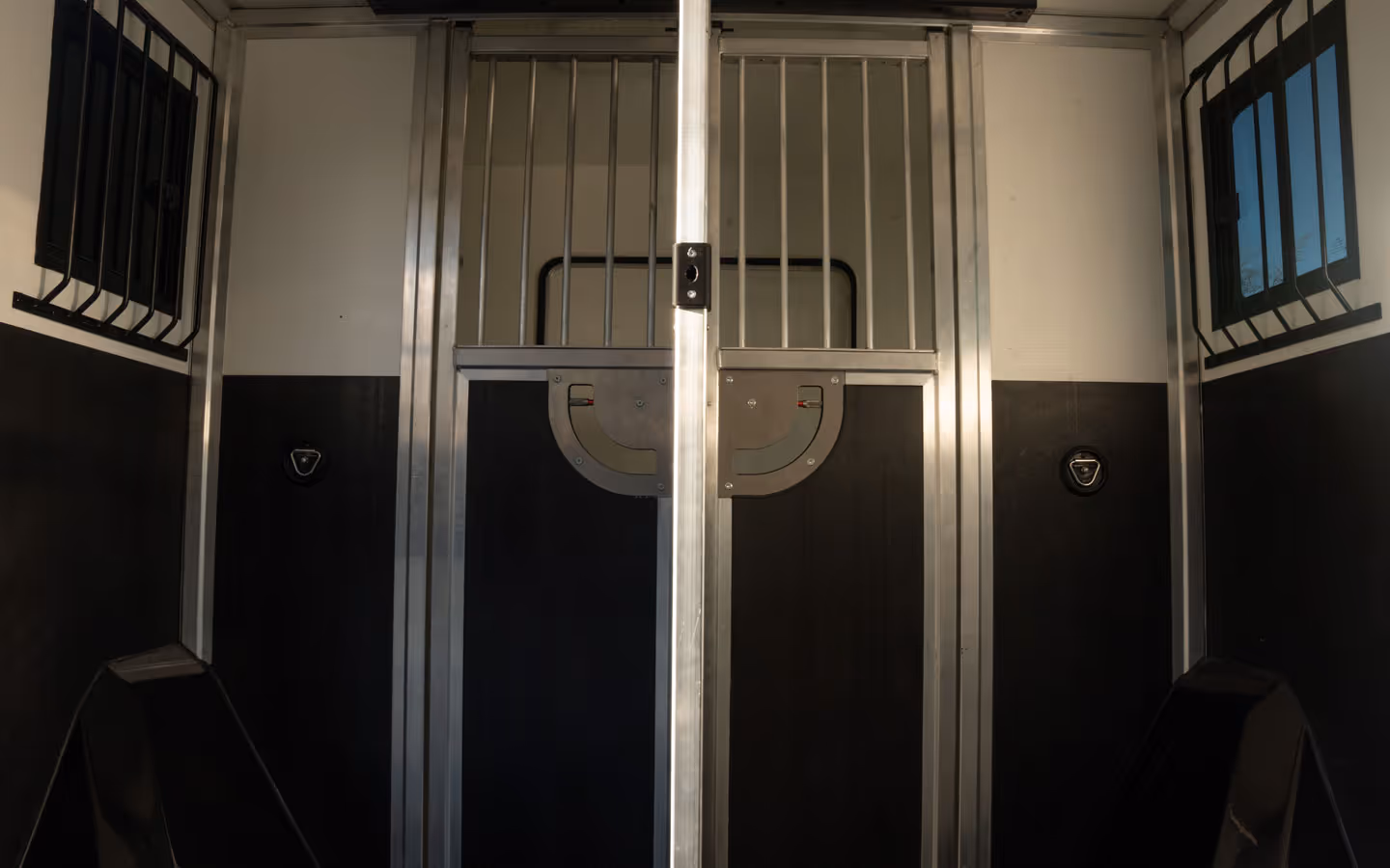 Equi-Trek Ikonik Horsebox 