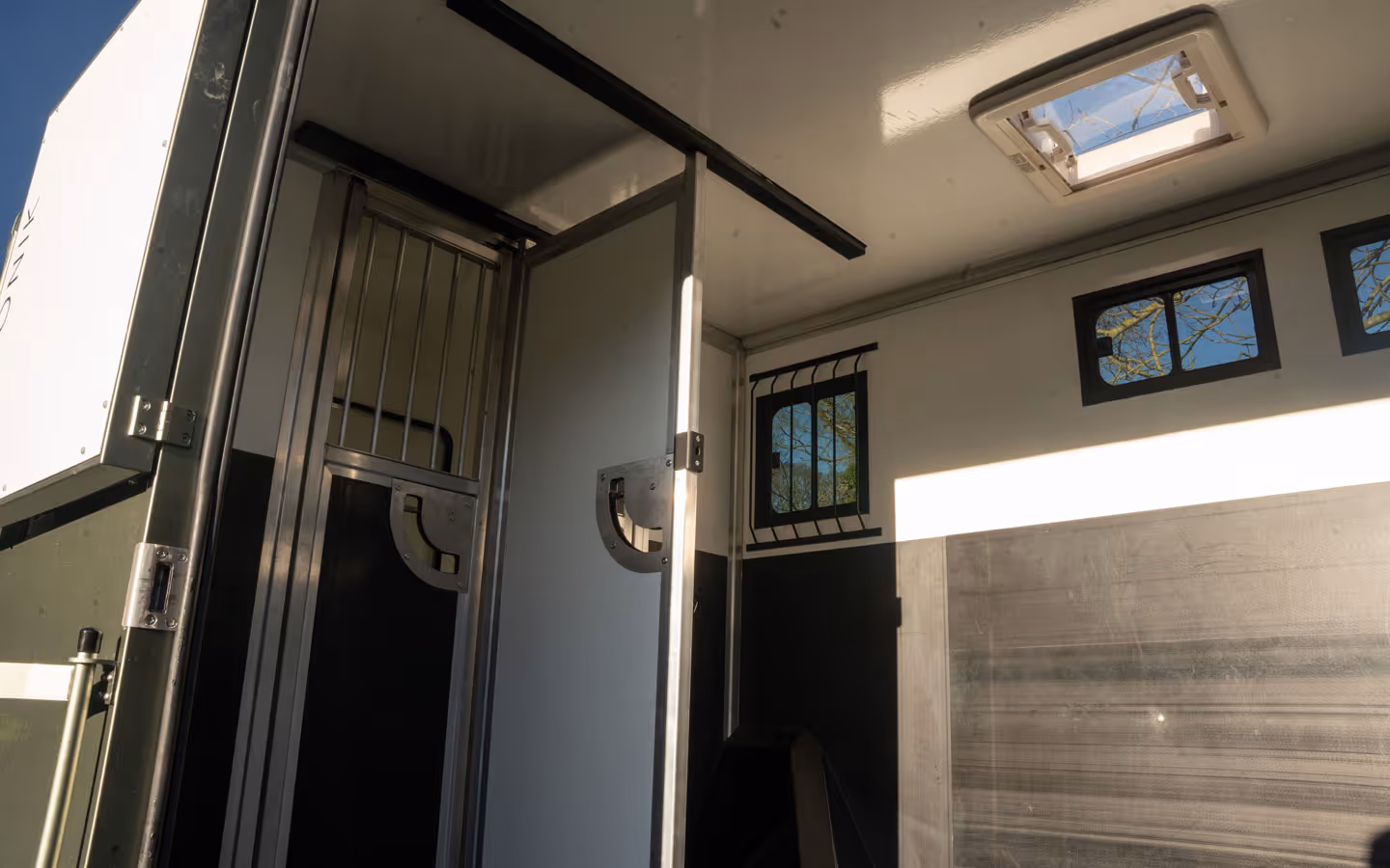 Equi-Trek Ikonik Horsebox 