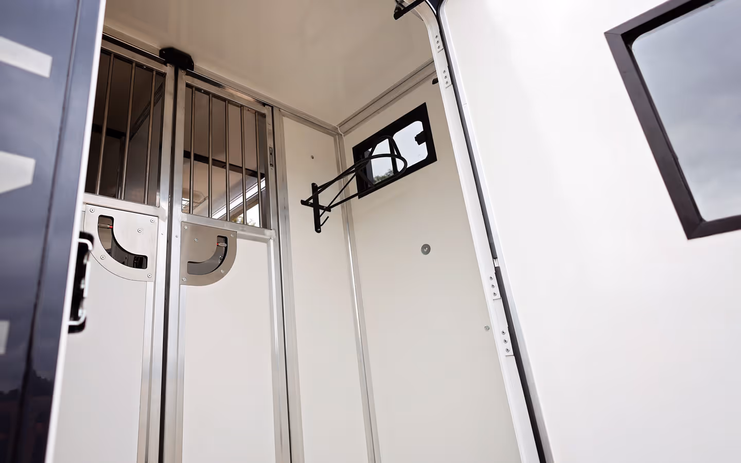 Equi-Trek Ikonik Horsebox 