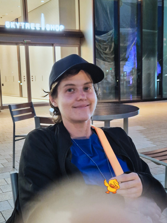 Andreas vor rosafarbener Installationswand mit Blumen
