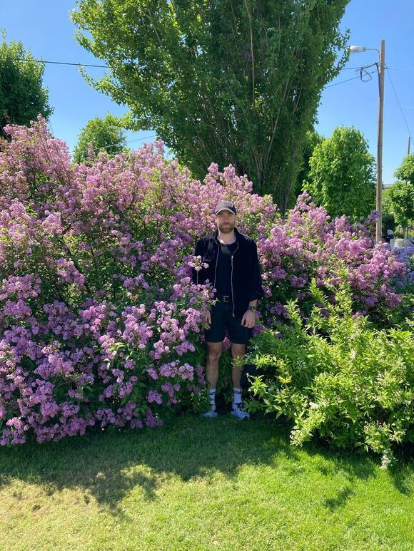 Andreas in einem Blumenbusch
