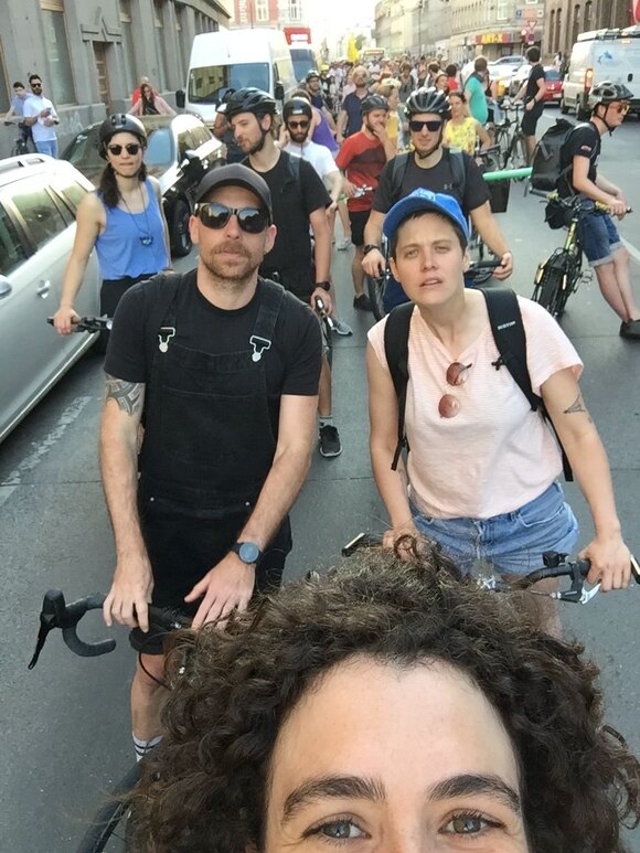 Iris und Andreas - die Herausgeber:innen - beim Fahradfahren