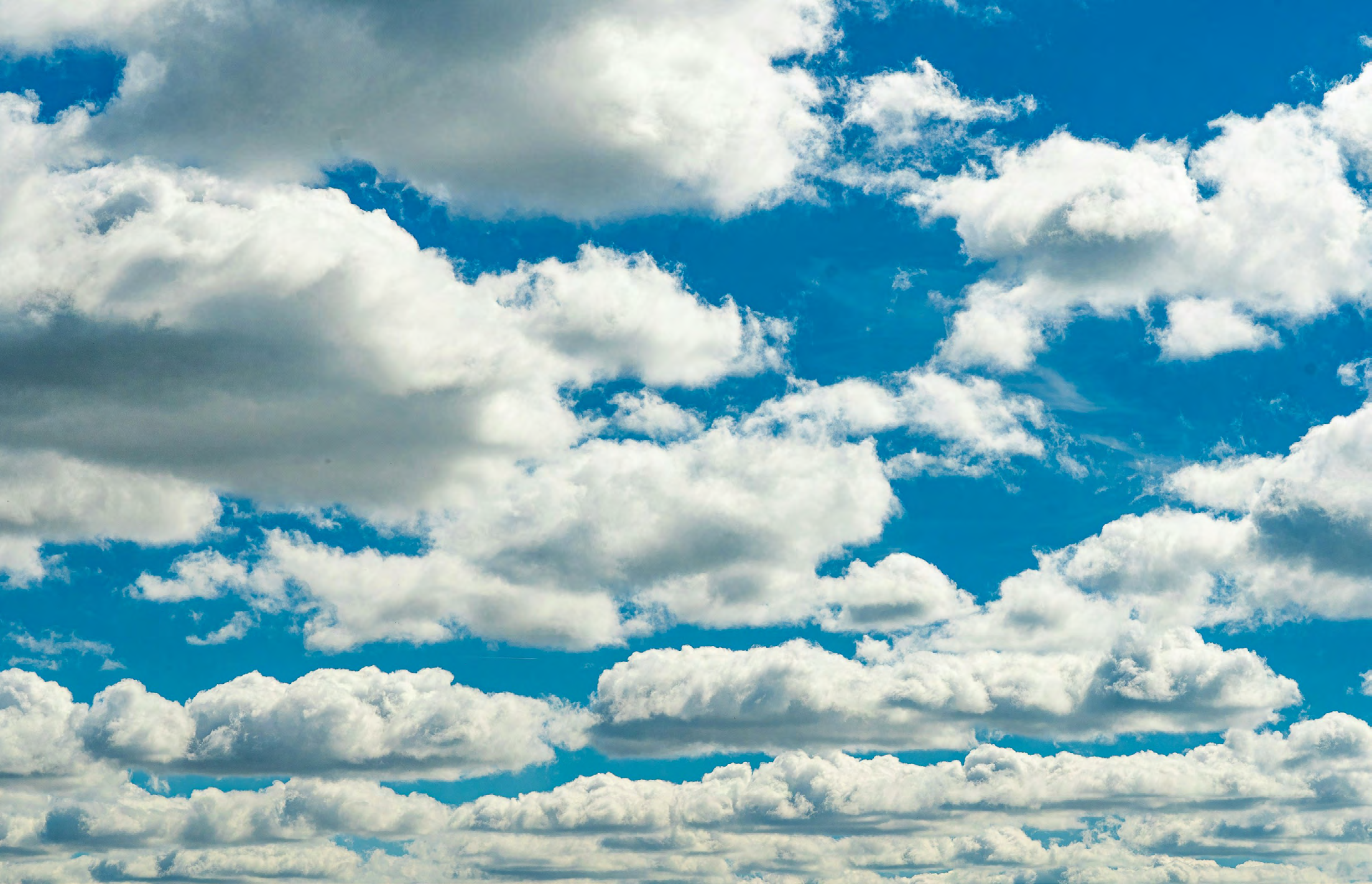 Weiße Wolken an einem blauen Himmel