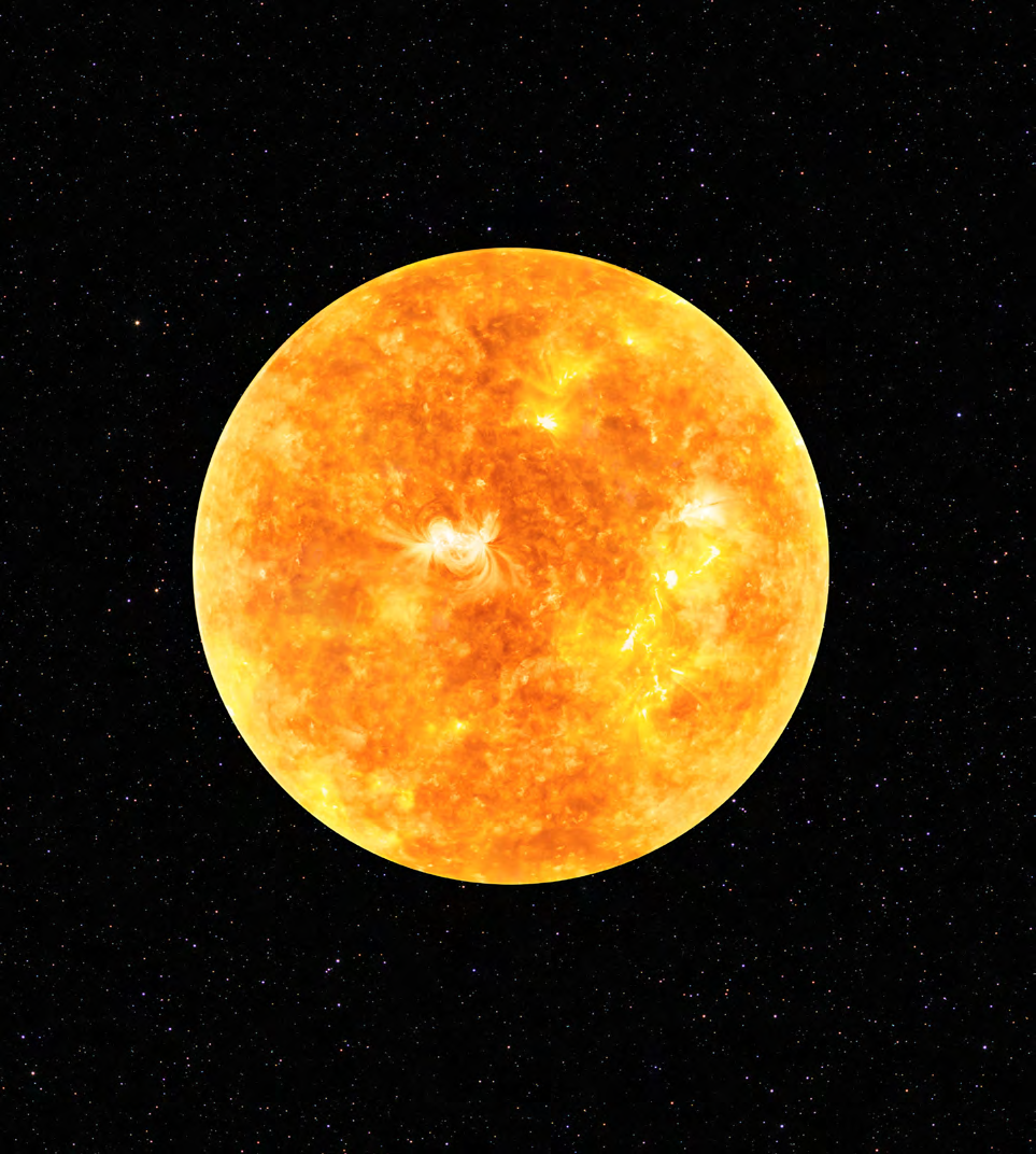 Die Sonne als leuchtende Scheibe vor schwarzem Sternenhimmel