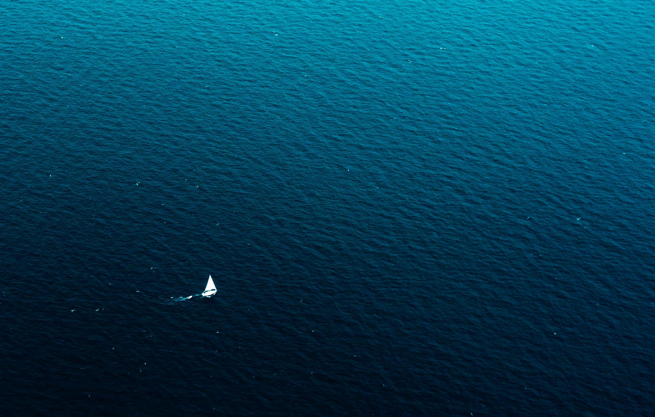Ein Segelboot auf dem offenen Meer.
