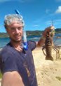 Simon am Strand mit einer frisch gefangenen Languste