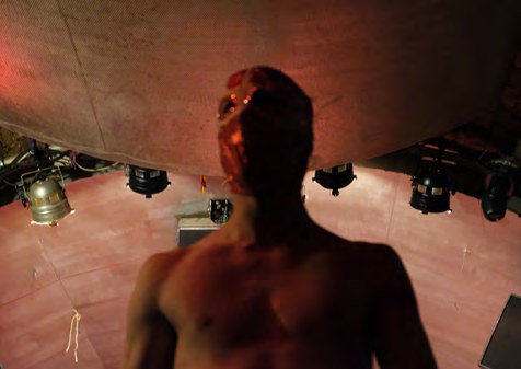 Person von hinten vor einer Bühne im Kellerclub Weberknecht