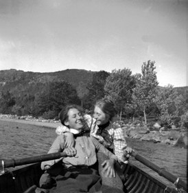 Historische Schwarzweißaufnahme: zwei Frauen in einem Ruderboot