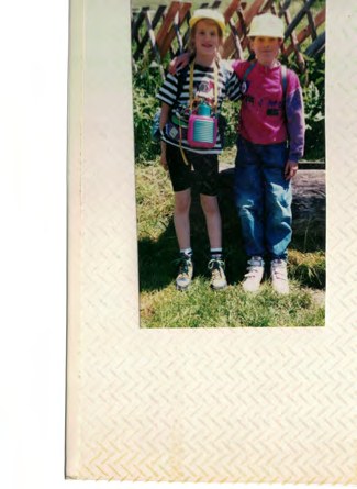 Polaroid: zwei Kinder auf einer Wiese