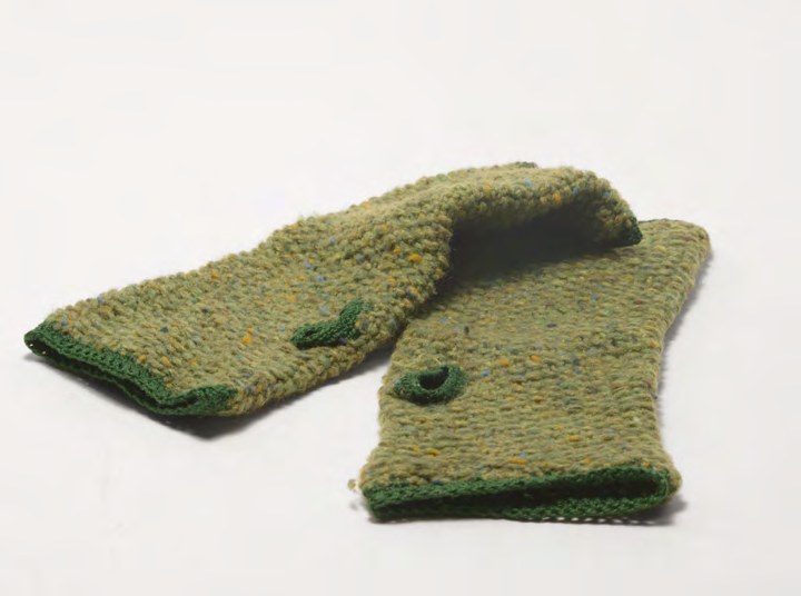 Ein Paar gestrickte Stulpen, Ausstellungsobjekt im Museum of Broken Relationships.