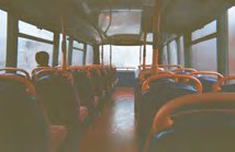 Leere Sitzreihen im Oberdeck eines Londoner Busses