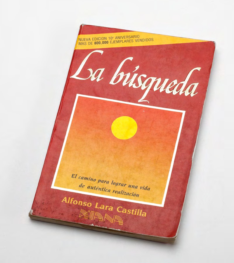Abgegriffenes rotes Buch mit dem Titel La búsqueda