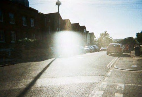Straße im Gegenlicht, gleisendes Sonnenlicht am Ende