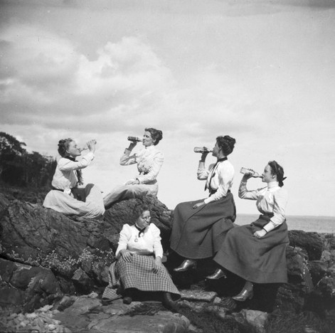 Historische Fotografie von Theresa Babb: Frauen sitzen beisammen und trinken.