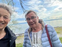 Dagmar und Gudrun lächelnd im Freien