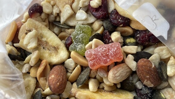 Nuss-Gummibärchen-Mix aus Nüssen, getrockneten Bananen, Cranberries und sauren Gummibärchen