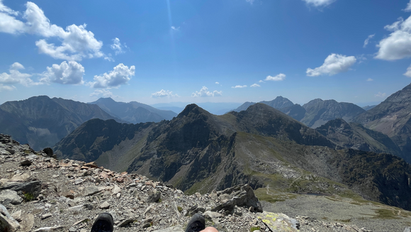 Weites Bergpanorama mit mehreren Gipfelketten hintereinander