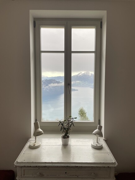Der Blick aus dem Fenster im Zen-Kloster in der Schweiz